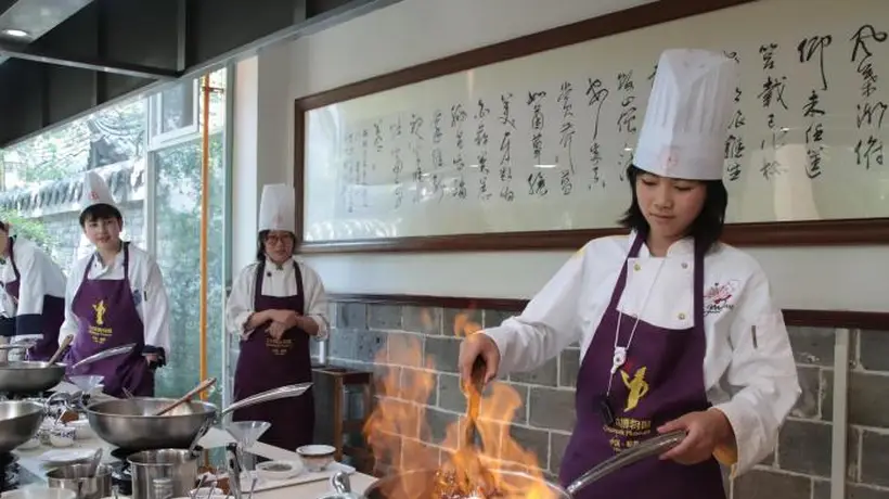 华星小记者解锁川味与川魂 荷兰姐妹花下厨做宫保鸡丁还想带海外传魅力