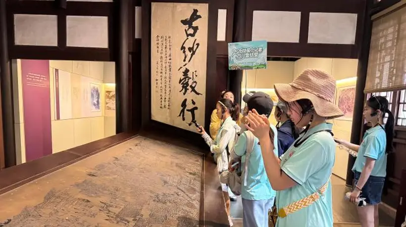 中外小记者穿梭三苏祠高槐村 沉浸式品古韵玩扎染畅诉四川体验
