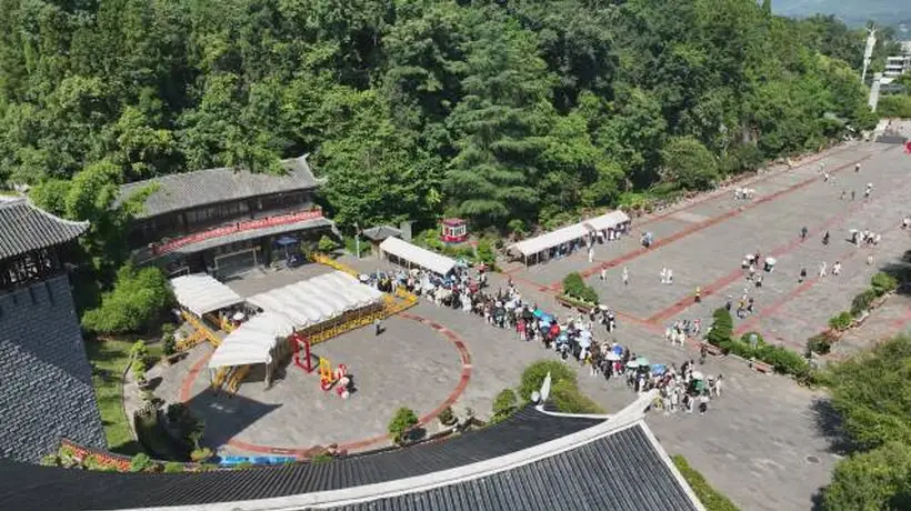 织金洞全链条服务暖人心 游客快游慢赏享喀斯特奇景