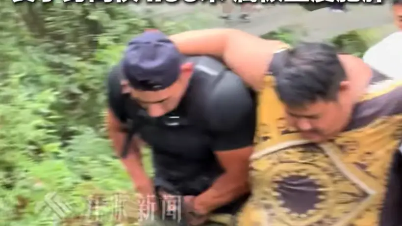 网红良子挑战峨眉山徒步遇高原反应晕倒 同伴用竹竿托腹助行 景区提醒量力而行
