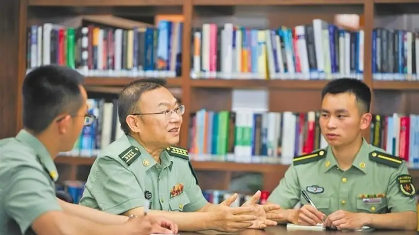 国防科技大学研究员王戟白板教学 带学生攻关卡脖子技术