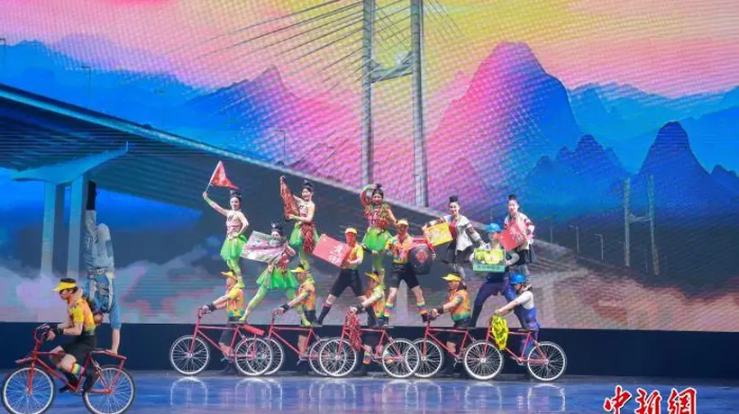贵州杂技剧《脊梁》亮相南宁 看交通建设故事燃炸舞台引观众共鸣