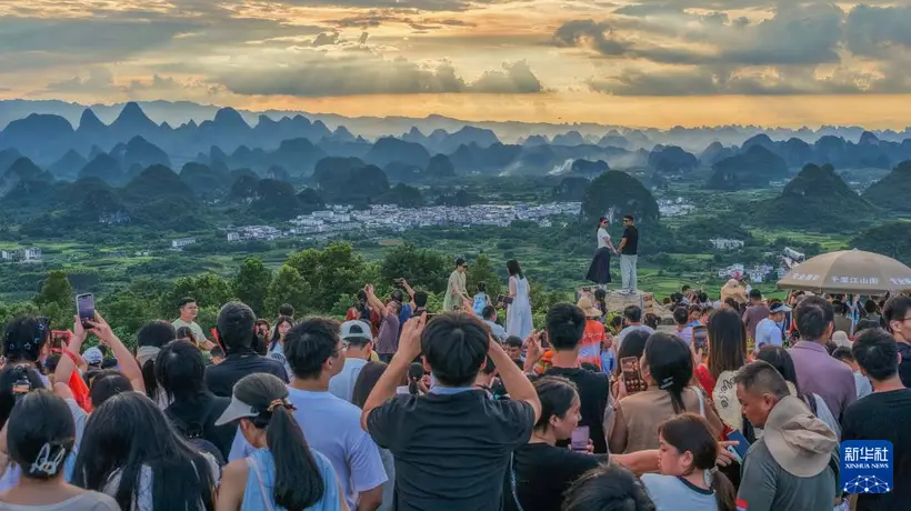 广西阳朔杨梅岭村夕阳山喀斯特峰林盛景引各地游客打卡体验