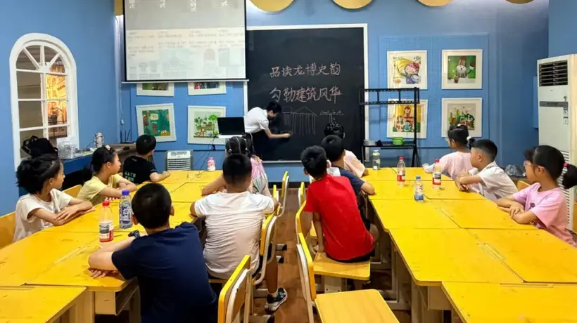 龙博里的探索时光:孩子读史识建筑 刮画绘百年老楼风华