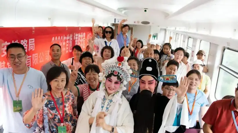 400余游客乘2026首趟非遗主题旅游专列赴米脂 边赏秦腔边体验陕北多元景致