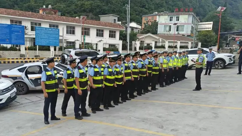 游客出行更安心！盘州景区交通整治全线上阵 执法人员驻点排查疏堵护平安