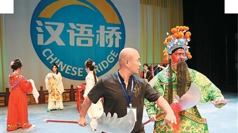 海河剧院里的热乎互动！天津师大专为留学生办的评剧沉浸式体验，190个海外青年画脸谱穿戏服过足戏瘾