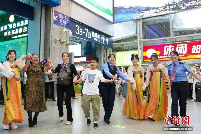 2026年中国铁路暑运启幕 云南大理、丽江等热门旅游地客流集中