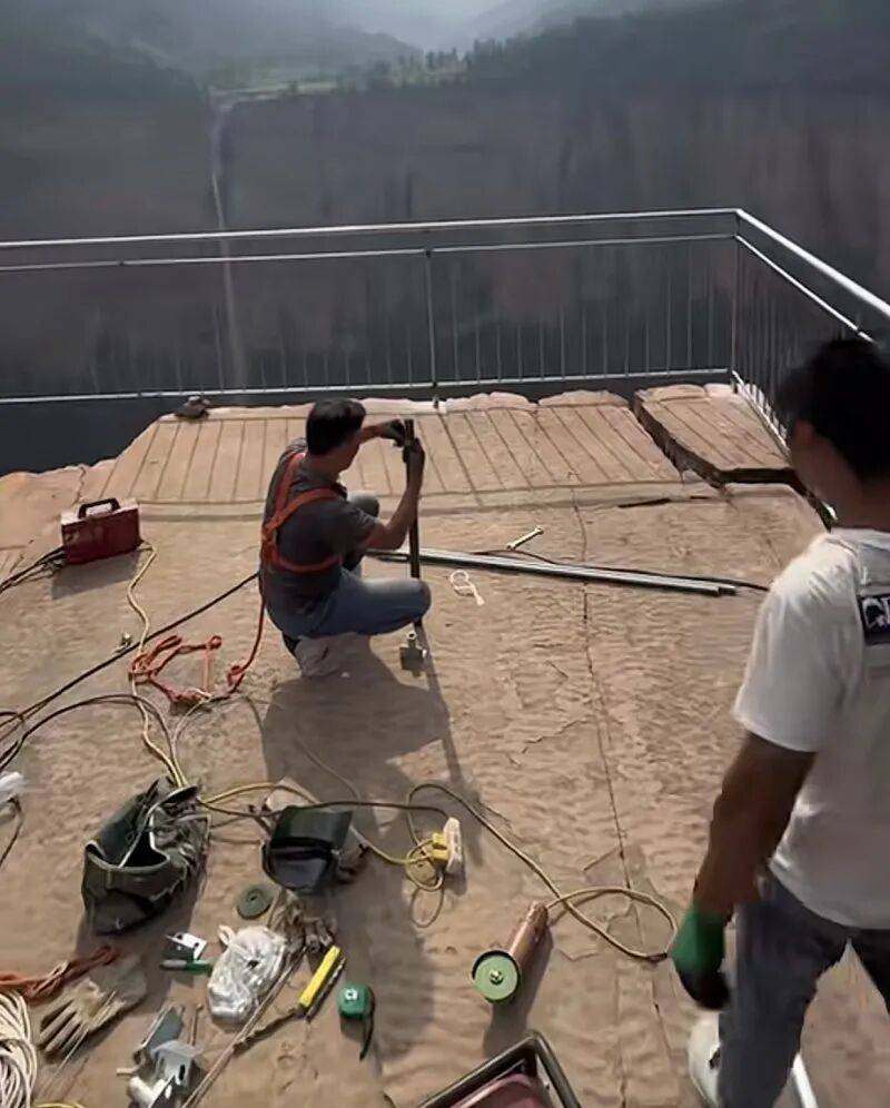 南太行网红观景台装护栏被指“煞风景”，当地：近期连发坠崖惨剧，加装护栏确系出于安全考量