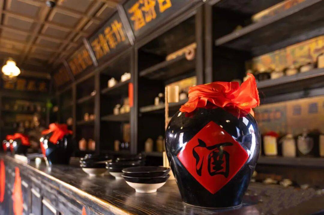 酱香酒和浓香酒，哪个更适合长期存放？从工艺和口感变化说起