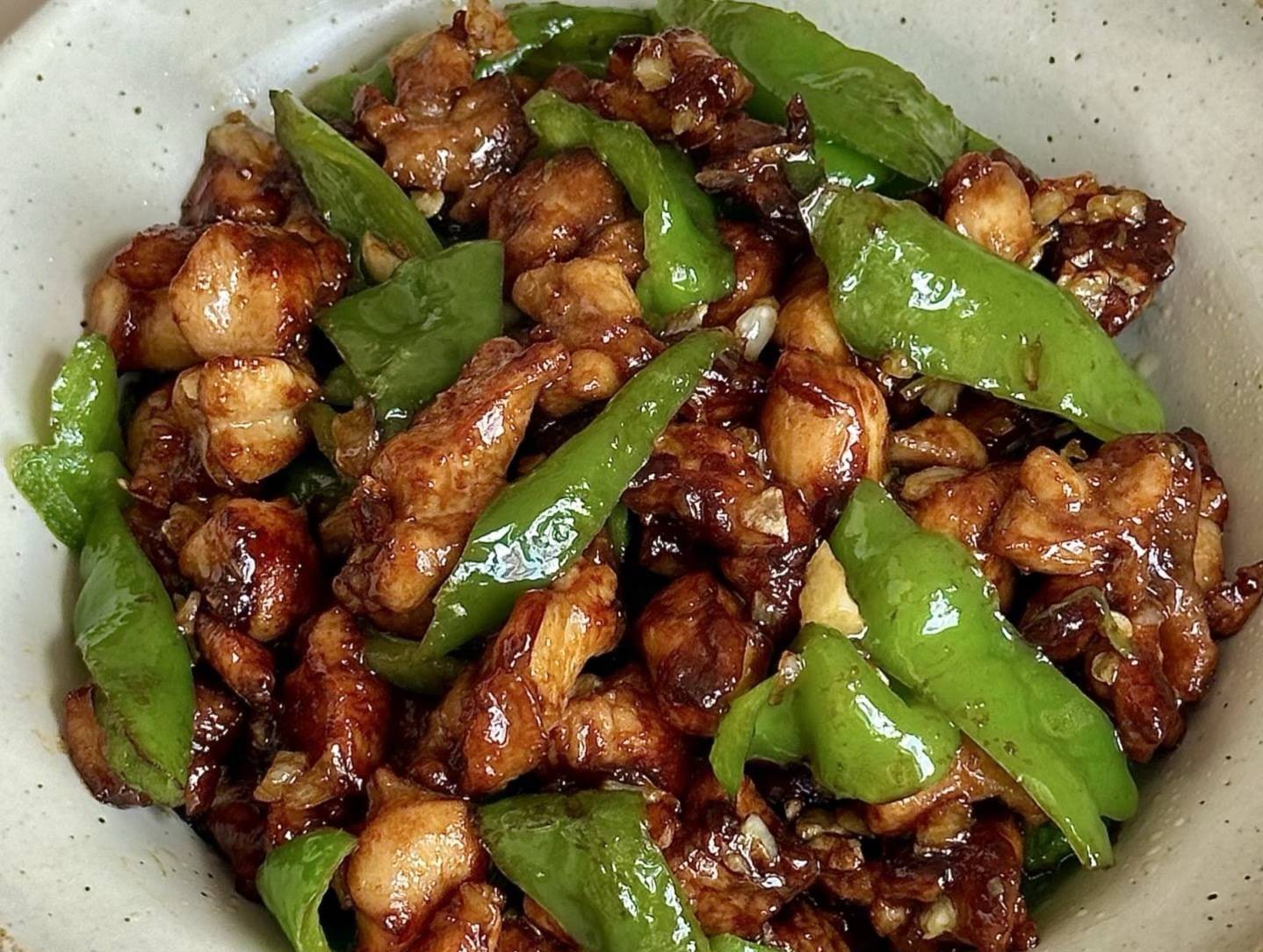 青椒炒鸡腿肉：十分钟出锅的下饭神器
