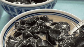 梧州龟苓膏,原味入口微苦搭配蜜水缓和厚重口感
