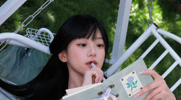 包上恩白裙造型清纯可爱 手捧花束少女感满满