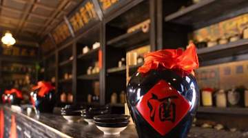 酱香酒和浓香酒,哪个更适合长期存放?从工艺和口感变化说起