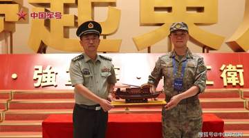 从湛江到香江!驻香港部队收到南湖红船模型
