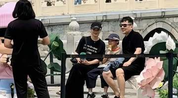 50岁蒋勤勤不显老，穿一身黑衣素颜带娃瘦又美，8岁儿子像陈建斌