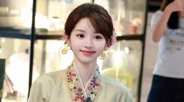 田曦薇穿傣族套装搭配精致盘发 清甜灵动宛如林间小公主