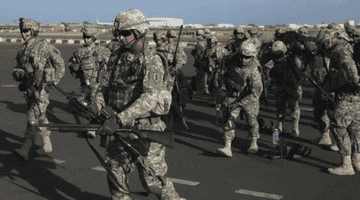 美军增兵中东,伊朗废约反制,霍尔木兹海峡成新博弈焦点