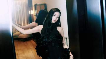 杨颖黑色立体花朵长裙拍出冷艳成熟魅力