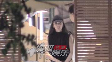 古力娜扎携清爽造型现身火锅局 与于正等好友相谈甚欢气氛热闹