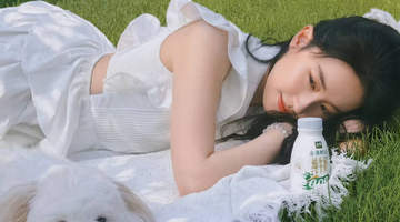 刘亦菲携爱宠晒新造型 纯白纱裙配可爱姿态引观众追忆青春初恋
