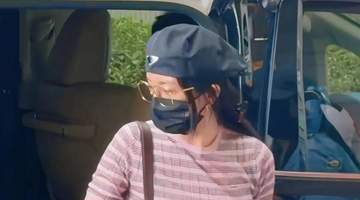 杨幂夏日私服穿粉蓝条纹衫配牛仔短裤,搭乐福鞋贝雷帽玩混搭,甜美知性风格兼具