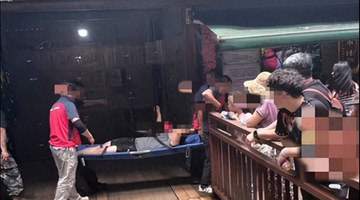 西双版纳原始森林公园丛林飞跃突发状况 游客排队三小时未体验即遭退票 现场有人被担架抬离