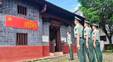 在叶家祠举起右拳