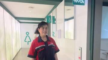 一景区保洁阿姨在厕所吃饭引热议,本人回应:怕小朋友滑倒,干脆就近吃,方便随时巡视