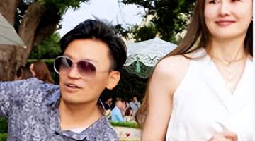 王宝强带女友冯清,在山东参加婚礼,看女友的眼神太暧昧了