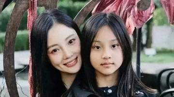 13岁甜馨独自赴海外夏校,李小璐视频曝光,镜头里的女儿长大了