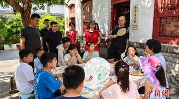 (文化中国行)“跟着作家去旅行” 中国暑期游渐兴多元文化路径