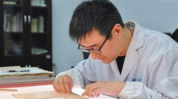 古籍修复师:望闻问切 续写中医药文化传承
