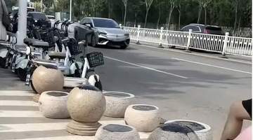 7月25日日照第三海水浴场隔离石墩遭恶意涂沥青 暑期带娃游客路过不慎沾到鞋服引热议