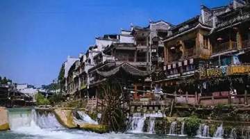 去凤凰古城跟着本地客栈赶集尝鲜,在沱边找得到市井烟火不再只是酒吧喧嚷