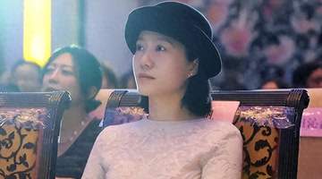 50岁翁帆现身戏曲园区聚会 素衣看戏松弛自然延续挚爱爱好引网友热议