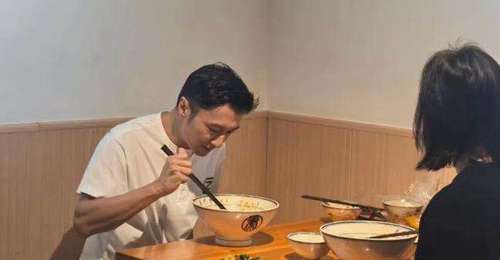 谢霆锋西安开唱前低调打卡油泼面馆,老板称当时根本没认出来,此前他和王菲一同现身咸阳机场