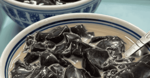 梧州龟苓膏,原味入口微苦搭配蜜水缓和厚重口感