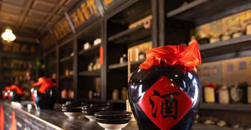 酱香酒和浓香酒,哪个更适合长期存放?从工艺和口感变化说起