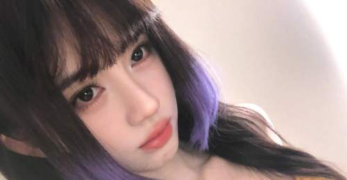 鞠婧祎晒自拍美照 紫色发尾公主切造型时髦靓丽