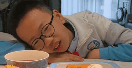 “孩子都脑缺氧了,你还嫌他写得慢!”一顿全碳水早餐,让家长被群嘲