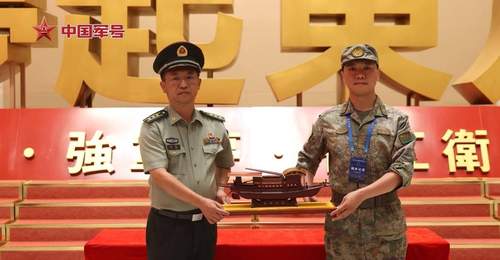 从湛江到香江!驻香港部队收到南湖红船模型