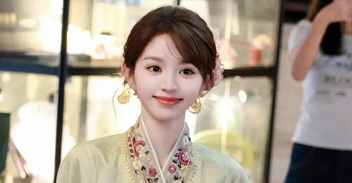 田曦薇穿傣族套装搭配精致盘发 清甜灵动宛如林间小公主