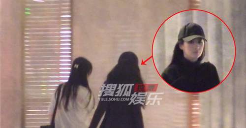 刘亦菲吃火锅全黑清冷穿搭 饭后脸蛋红扑扑气色佳