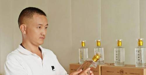 匠心传承酿佳酿 乡土酒香暖民心 ——张弓镇本土纯粮老酒悄然走红豫东