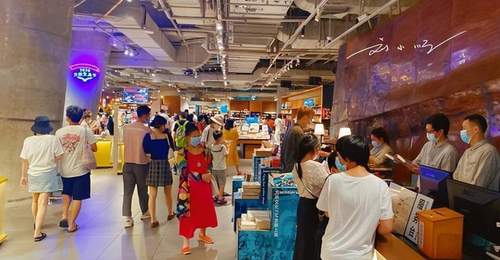 广州这家书店开在高档商场内,人气却不输奢侈品牌,游客:太牛了