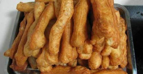 用牛奶鸡蛋与面粉在家自制的「油条」做法教程,用料放心,口感酥脆,越嚼越回味无穷!