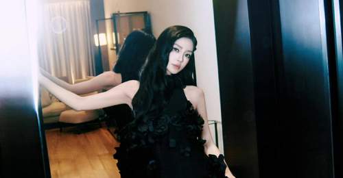 杨颖黑色立体花朵长裙拍出冷艳成熟魅力