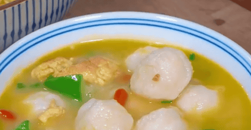丝瓜轻煮鱼丸后放,火候把控汤清味鲜