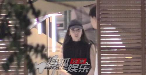 古力娜扎携清爽造型现身火锅局 与于正等好友相谈甚欢气氛热闹